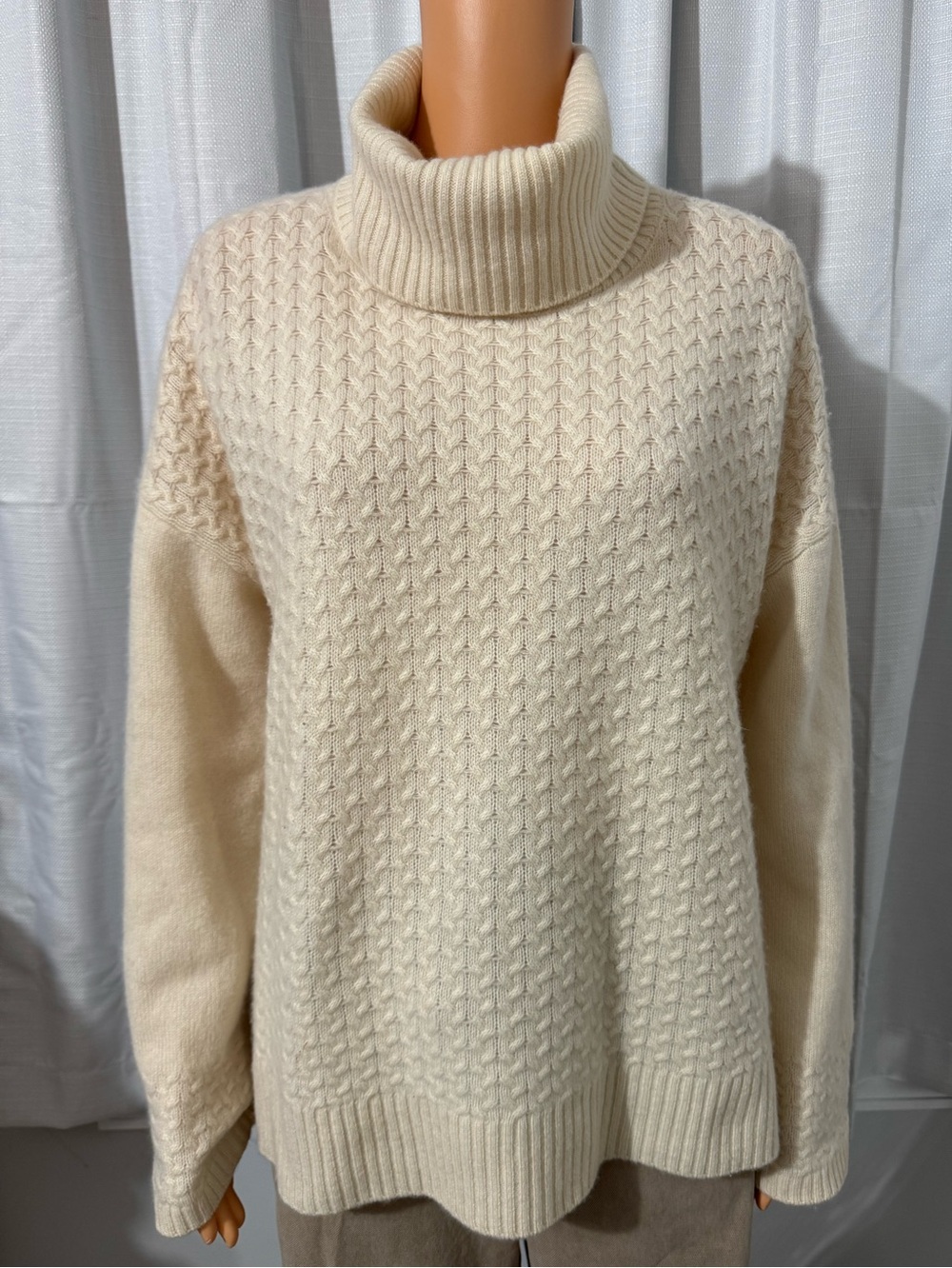 Pretty Ellen Tracy size XL cream color pullover turtleneck cashmere sweater